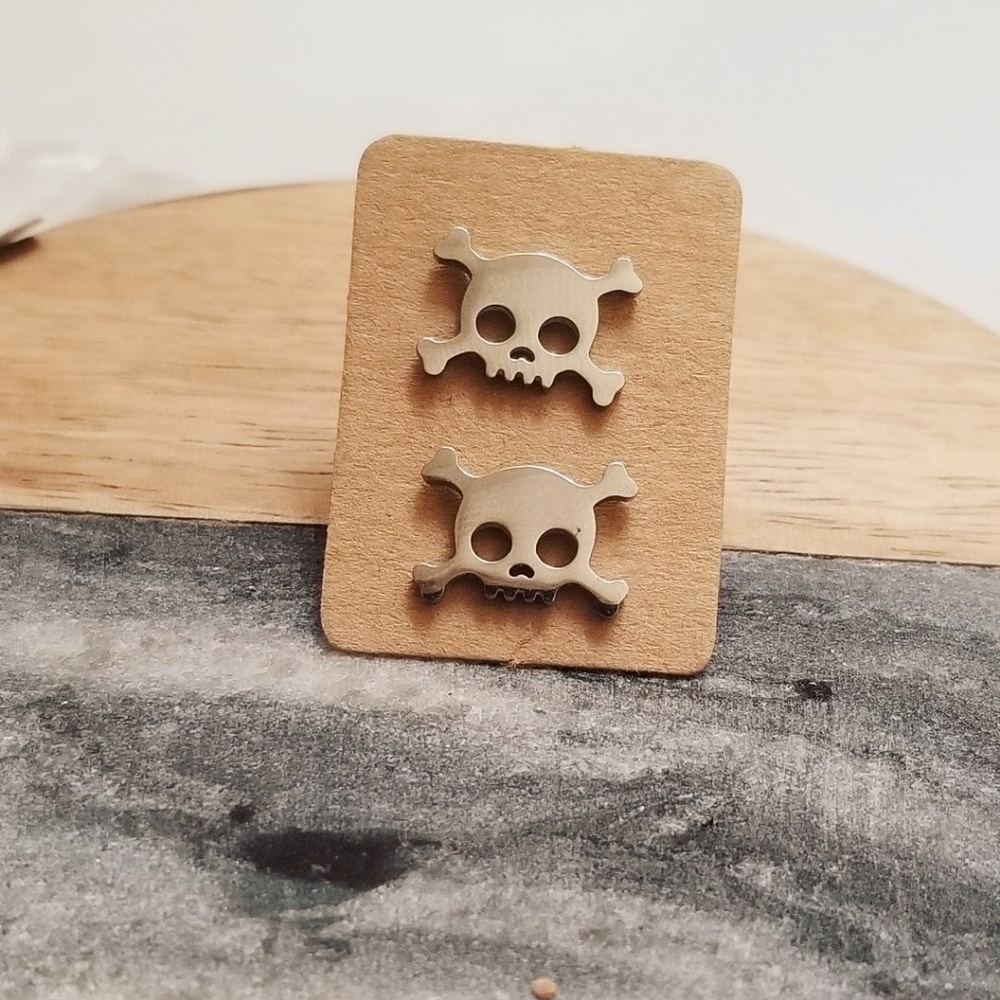 🍋 New Silver Skulls Stud Pirate Goth Biker